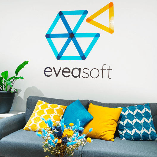 Image d'un open space avec un canapé , le logo d'Eveasoft bleu et jaune au mur