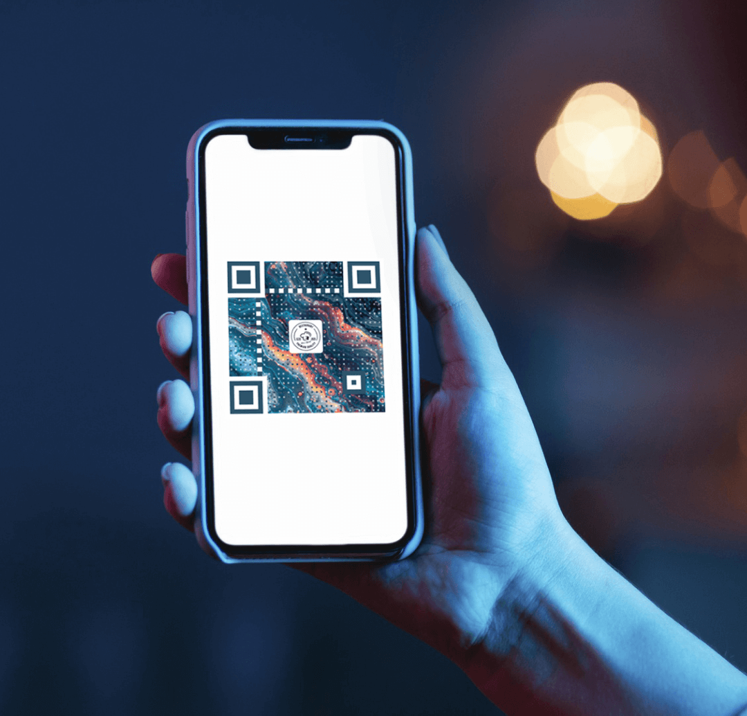 Un grand QR Code sur un mobile tenu par un client